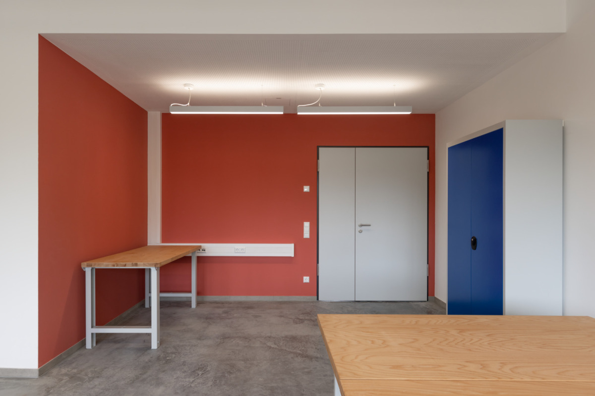 Farbige Akzentwände treffen auf puristischen Sichtbeton ...