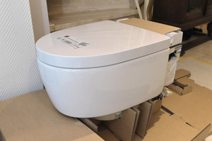  Die Verpackung der Geberit AquaClean Dusch-WCs dient als praktische Montagehilfe. Damit kann das WC ohne Kraftaufwand auf der richtigen Höhe positioniert werden 