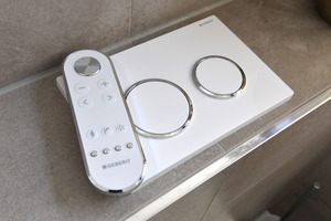  Die Betätigungsplatte Geberit Omega20 fügt sich in die hochwertige Ausstattung des Bades ein. Mit der Fernbedienung können alle Funktionen des Dusch-WCs gesteuert werden 