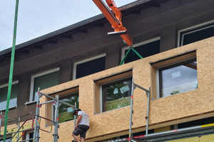  Die Fassadenelemente wurden inklusive Dämmung, Fenstern und Lüftung von Korona Holz &amp; Haus vorgefertigt und mussten auf der Baustelle nur noch montiert werden 