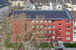  Die Photovoltaikanlage auf dem Dach erzeugt im Jahresdurchschnitt mehr Strom, als die Bewohnenden zur Deckung ihres Wärme-, Warmwasser- und Strombedarfs benötigen. Sie sind somit vollständig von fossilen Energieträgern entkoppelt und dauerhaft vor steigenden Energiepreisen geschützt 