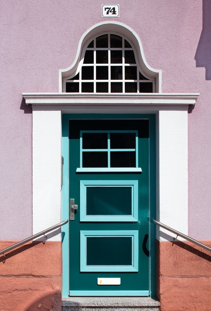 Straße, Fassaden, prachtvoll, Ornamente, farbe, bunt, auto, traffic, haus,  dach, fenster, bauwerk, architektur, winter, sonnig, lauingen, bayern,  deutschland, europa, urban, alt, geschichte, anreisen, Stock-Foto