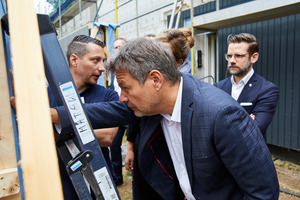  Bundeswirtschaftsminister Robert Habeck blickte im Reallabor der LEG in Mönchengladbach hinter die vorgefertigten Fassaden  