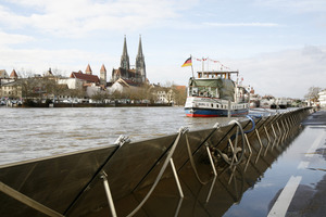  Mobiler Hochwasserschutz an der Donau in Regensburg  