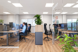  Akustikdecken sorgen in allen Büroräumen für eine angenehm ruhige Arbeitsatmosphäre. So sind Besprechungen auch im großen Raumverbund störungsfrei möglich 