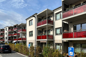  Trotz ambitionierter Kostenziele verfügen die Wohnungen über Balkone, das Grundstück ist grün und einladend. &nbsp;  