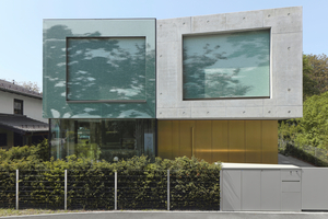  Die integrierten Fenstermarkisen mit easyZIP-Führung „harmonisieren“ die Fassade 