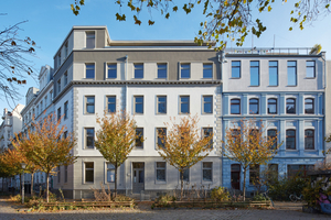 Die Eigentümerin, die DIX Logistik GmbH, entschied sich dazu, den Hamburger Altbau aufzustocken. Im Rahmen dieser Maßnahme sollte auch die gesamte Fassade überholt werden und sich so ein ganzheitliches Erscheinungsbild ergeben 