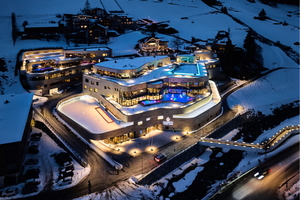  Die Silvretta Therme Ischgl schmiegt sich dank ihrer terrassenförmigen Form perfekt in die Tiroler Alpenwelt an 