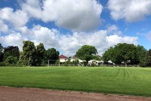  Die Bezirkssportanlage, zwischen Kirchen, Grünflächen und dem Gelände des TV 1880 Käfertal gelegen, ist bisher dem organisierten Sport vorbehalten.  Inzwischen gab es hier auch einen ökumenischen Gottesdienst und andere Nutzen im umzäunten Areal 