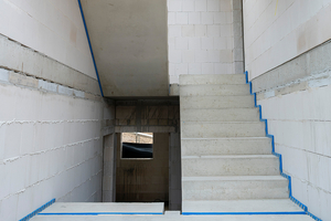  Als System geplant und eingebaut ergibt Schöck Tronsole eine blaue Linie, die die Treppe umlaufend umschließt – das Qualitätsmerkmal für einen sehr guten Schallschutz und einen schallbrückenfreien Einbau 