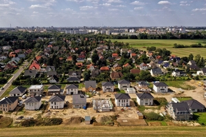  Klimafreundlich, wohngesund und für Generationen. Einfamilienhäuser sind Teil der Lösung für die Jahrhundertaufgabe Bauwende. Die „Mehrower Spitze“, direkt hinter der Berliner Stadtgrenze gelegen, zeigt, dass mehrgeschossiger Wohnungsbau und Eigenheim keineswegs im Widerspruch stehen.  