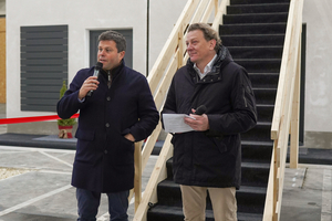  Inhaber Thomas Bader und Projektleiter Stefan Gruber bei der Vorstellung der neuen Ziegelmodule in der Werkshalle.  