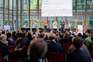  Der vom BMWSB und BMEL zur Holzbauinitiative organisierte breite Dialog im Rahmen der Charta für Holz am 10. Oktober 2023 in Berlin war gut besucht 