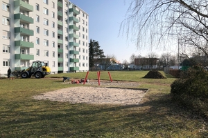  Eine vertrocknete Wiese, ein Sandkasten und ein in die Jahre gekommenes Schaukelgerüst: So sah das Gelände vorher aus 