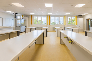  Flexible, wandelbare Räume, wie zum Beispiel der Chemie-/Physik-/Biologieraum, stehen den Schülerinnen und Schülern klassenübergreifend zur Verfügung 