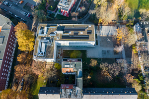  Um möglichst viele Bestandsschulen sanieren und erweitern zu können, ohne dass der laufende Unterricht dabei gestört wird, baut Berlin sogenannte „Drehscheibenschulen“. Am Eschengraben in Pankow konnte nun die erste Ausweichschule eröffnet werden 