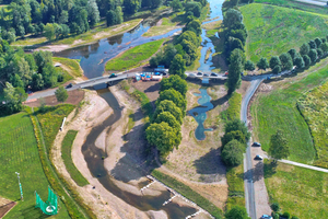  Zusammenfluss von Brigach und Breg. Unter gewässerökologischen Aspekten wurde dieser Ort des Donau-Ursprungs renaturiert, Fertigstellung 2022. Links unten die Sportanlage „Im Haberfeld“  