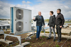  Conceptaplan-Geschäftsführer Frank Rothenberger, Systemair-Produktmanager Silas Jäger und -Verkaufsberater Mesut Öztürk (v.l.n.r.) im Gespräch über das Potenzial der Systemair-Einheiten, nicht nur zum Kühlen, sondern als Stand-alone-Lösungen, um Objekte wie in Bad Vilbel gleichzeitig mit Wärme und Kälte zu versorgen 