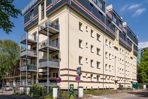  Als Antwort auf die Wohnraumknappheit in Hamburg wird ein Mietshaus aus der Nachkriegszeit um zwei Etagen mit sechs Wohnungen aufgestockt 