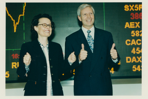  Der Börsengang war der Startschuss für den weiteren Erfolg des Unternehmens. Geberit CEO Günter Kelm zusammen mit Antoinette Hunziker-Ebneter, Präsidentin der Schweizer Börse, beim Börsengang in Zürich am 22. Juni 1999. 