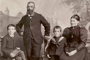  Foto der Gründerfamilie: Albert Gebert mit seiner Frau Josefina und den beiden Söhnen Albert Emil (links) und Leo, kurz nach 1892. 