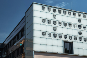  Auf den einzelnen Glaselementen sind die 33 Wappen der Landkreisgemeinden abgebildet 