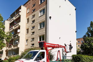  Während des Versuchszeitraums wurden die Fassade in regelmäßigen Abständen mit einem Hubwagen abgefahren und kontrolliert 