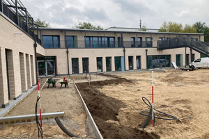  Kindertagesstätten-Neubau in Bramsche:  Um den Tageslichteinfall zu maximieren, wurden zahlreiche schmale, bodentiefe Öffnungen geschaffen 