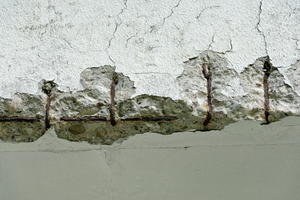  Korrosionsbedingte Abplatzungen sind ein häufiges Schadensbild bei Balkonbauteilen aus Beton 