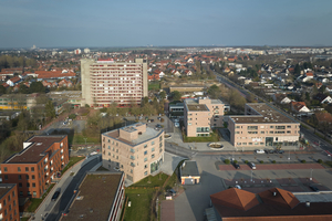  Die hellen Fassaden bilden einen Bezug zum 13-geschossigen Bestandsgebäude des Annastifts 