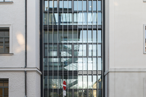  Zwischen den Baukörpern sitzt das neue Fluchttreppenhaus, ausgebildet als geschossübergreifende, vollverglaste bauliche Fuge aus dem Profilsystem VISS TVS 