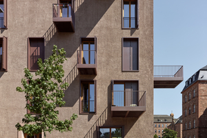  Die an den Bestandsbau angelehnten Fensterformen setzen sich durch stählerne Einfassungen und Faltläden bewusst von dem massiven Mauerwerk ab - bleiben jedoch im Farbschema des Ensembles.  Je nach Raumsituation bilden sie unterschiedlich große Balkone aus und geben so jeder Wohneinheit ihren Freisitz 