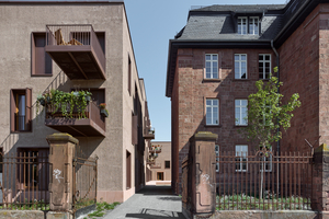  Links: Mit den massiv aus Poroton-Ziegeln gemauerten Wänden beruht die Architektur auf einer zukunftsträchtigen und traditionellen Bauweise 