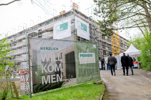  Willkommen zur Baustellenbesichtigung am Heisenberg-Gymnasium in Dortmund. Montagestart war im November 2023, im Juli 2024 wird das Gebäude den Nutzerinnen und Nutzern übergeben 