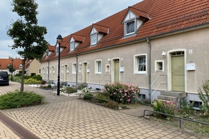  Links: Die sanierte BASF-Werkssiedlung „Am Wasserturm“ in Schwarzheide   
