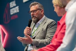  Hartwig von Saß, Projektleiter bei der Deutschen Messe: „Der Ansatz der Real Estate Arena, alle Beteiligte der Wertschöpfungskette Immobilie einzubinden, ist einzigartig – und kann gerade jetzt einen echten Mehrwert liefern.“ 
