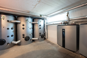 Die Pufferspeicher liefern 20&nbsp;°C warmes Wasser an die MWL. Auch die Innenmodule der Quellenwärmepumpen WKF Duo stehen im Kellerraum (rechts) 