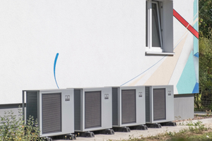 Zwei WKF-Duo-Wärmepumpen mit vier Außenmodulen liefern maximal 44&nbsp;kW – das reicht für die Versorgung des Mehrfamilienhauses 