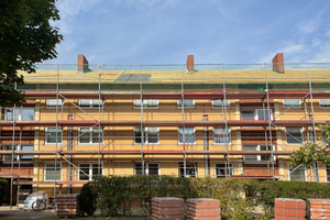  Während der Umbauphase: Vom Keller bis zum Dach wird gearbeitet. Hinter dem Gerüst sind in der Fassade die Rohrverläufe für die MWL zu erkennen 