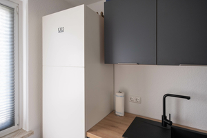  Geringer Platzbedarf: Die modulare Wärmepumpe MWL für Wärme und Trinkwarmwasser passt neben die Küchenzeile 