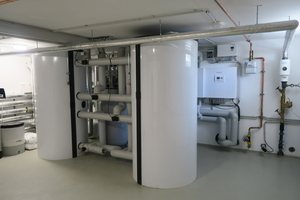 Zwei je 850&nbsp;l fassende Speicher puffern die Wärme für die Heizungs- bzw. Trinkwarmwasserversorgung 