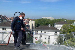  Ein Gamechanger in puncto Effizienz: Die maschinelle Applikation zwei-komponentiger Flüssigabdichtungen. Mit ihr erzielen Betriebe eine Tagesleitung von über 1.000 m² 