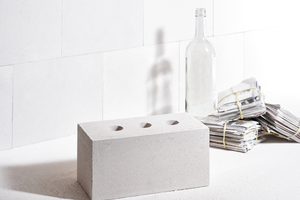  In den KS-Kreislaufsteinen von KS-Original sind derzeit bis zu 20 % Recyclingmaterial enthalten. Ihre Eigenschaften sind identisch mit den konventionellen Kalksandsteinen. Abgebrochenes Material kann so unbegrenzt in den Kreislauf zurückgeführt werden, ebenso wie Schnittmaterial aus dem Werk und Baurestmassen von Baustellen. 