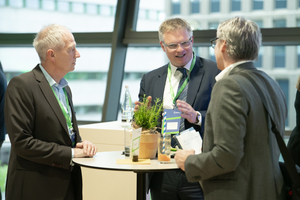  Intensive Gespräche beim abendlichen Netzwerken (v.l.n.r.): Dr. Thomas Hain, Leitender Geschäftsführer der NHW und Stellvertretender Vorsitzender der Initiative Wohnen.2050, Dr. Nils Weith, Leiter Steuerabteilung – direkte Steuern BMF, und Knut Molitor, Initiative Wohnen.2050. 