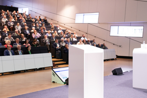 Prof. Dr. Sven Bienert, MRICS REV, Universität Regensburg, thematisierte in seiner Keynote die strategischen Herausforderungen und Lösungsansätze zur Finanzierbarkeit der Klimaneutralität in der Wohnungswirtschaft. 