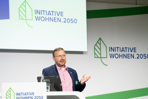  Über 300 Teilnehmer konnte Felix Lüter, Geschäftsführender Vorstand der Initiative Wohnen.2050, bei 4. Fachkongress im darmstadtium begrüßen. Ein Indiz dafür wie sehr das Thema der Finanzierung der Klimaneutralität die Branche umtreibt. 