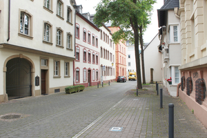  Ausgangspunkt: Das Gebäude (mit ziegelroten Gliedgerungen) wurde ersetzt. Das freie rückseitige Grundstück bot Platz für die Weiterentwicklung des Angebots der Ppsychiatrie 