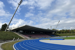  Das Tribünendach des Stadions im Sportpark Bonn wurde einer Sanierungsmaßnahme unterzogen. Für die Neuabdichtung kamen Flüssigkunststoff-Systeme von Triflex zum Einsatz   