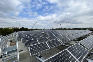  Der größte Teil des Stadiondaches ist zur Energiegewinnung mit einer Photovoltaikanlage ausgestattet 
